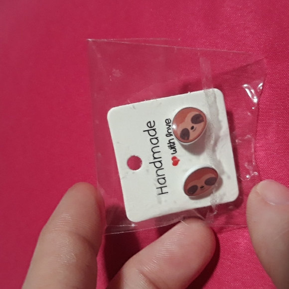 Sloth stud earrings - Picture 2 of 3